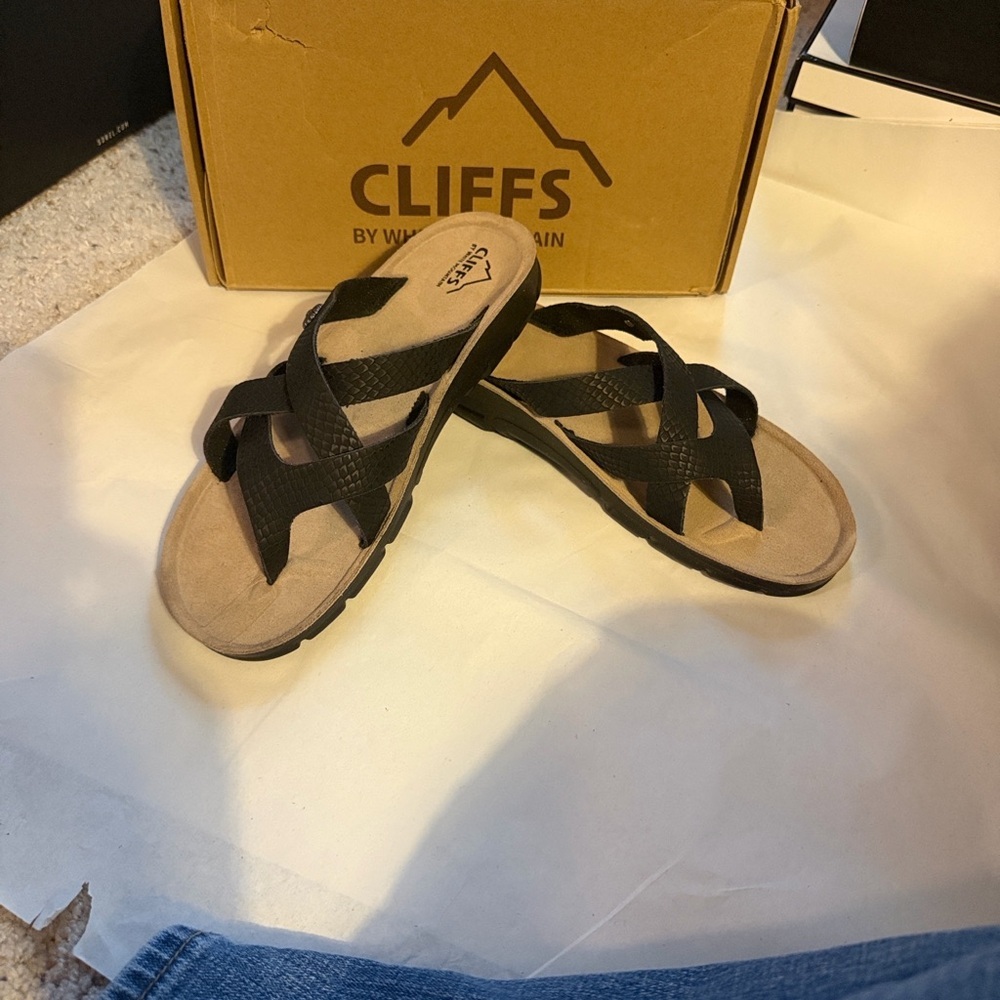 Cliffs by WHITE MOUNTAIN Black Crisscross Toe-Loop Sandals